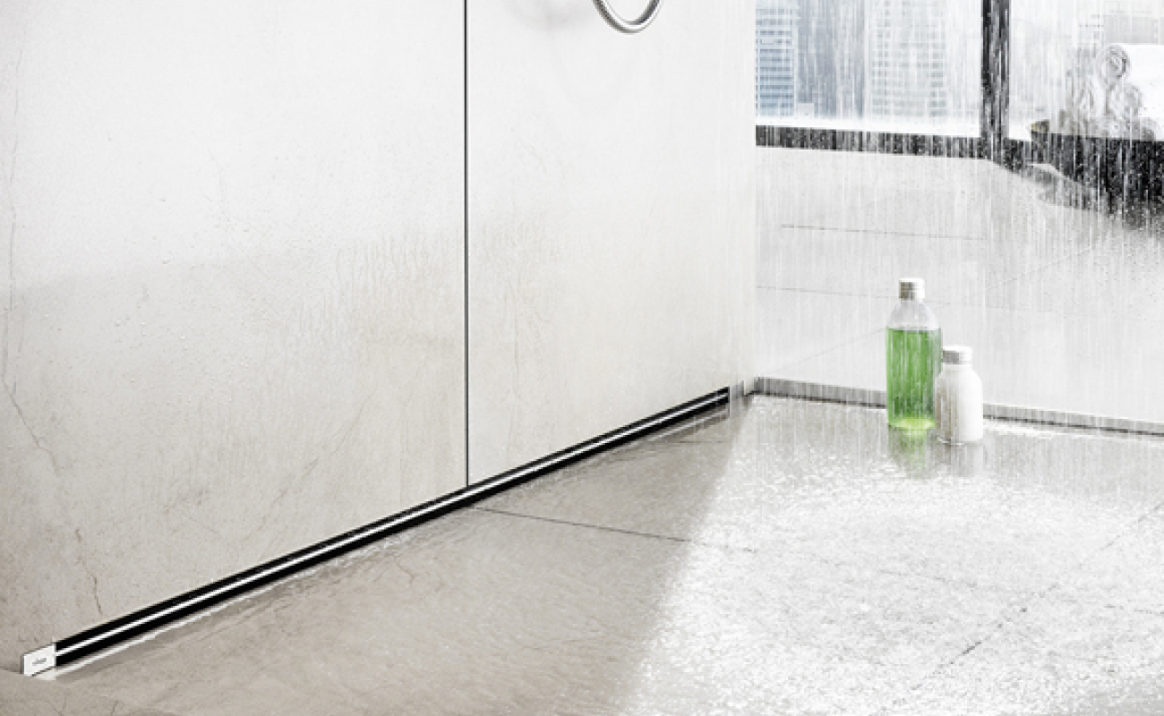 Parce que les receveurs de douche sont de plus en plus plats, la question de l’évacuation de l’eau de la douche prend de l’importance.