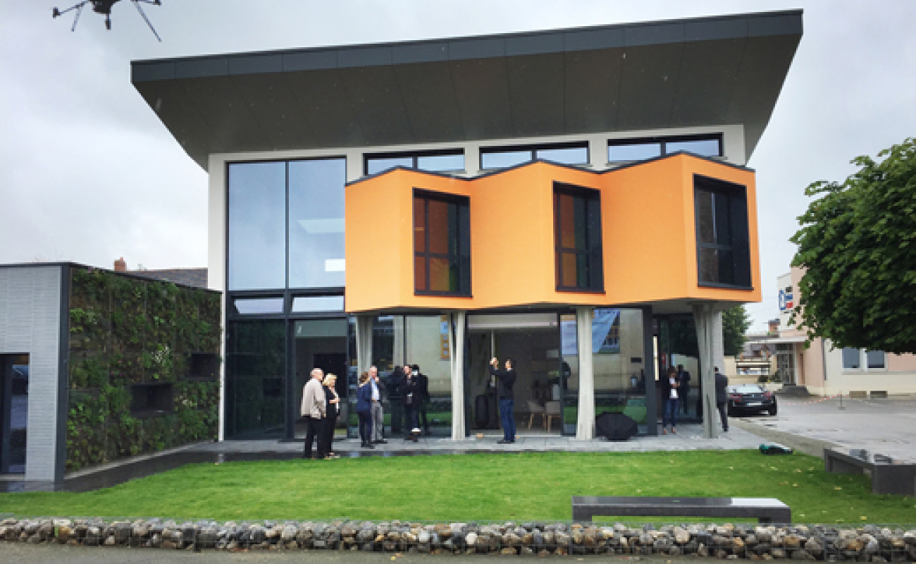 Pas moins de 70 innovations équipent cette maison construite à Alençon par le Groupe Maisons France Confort, en partenariat avec 18 industriels. Des équipements qui communiquent entre eux pour garantir aux occupants un haut niveau de bien-être.