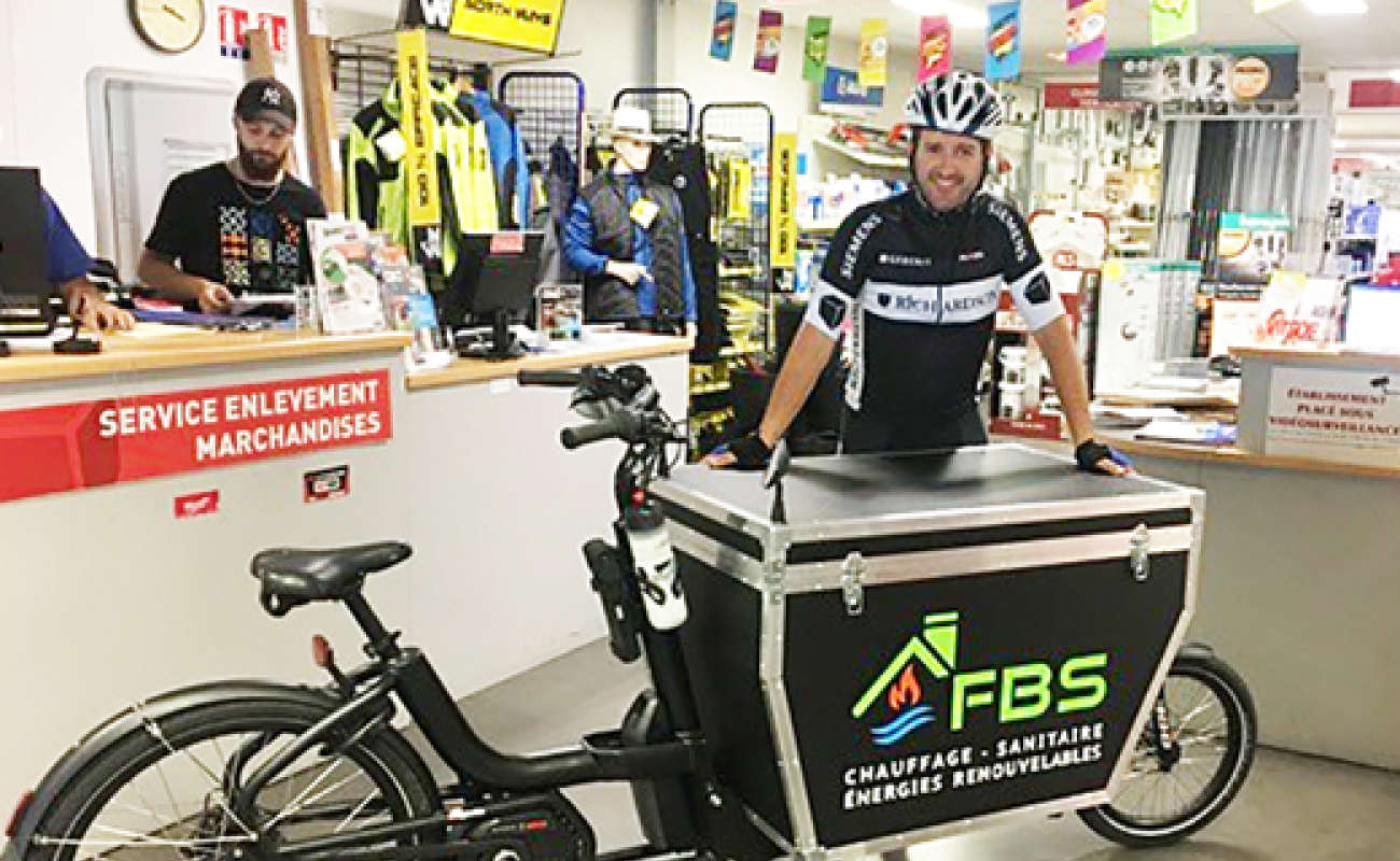 Des plombiers ont troqué leur fourgonnette pour une bicyclette, réglant les problèmes de stationnement et d’accès en centre-ville...
