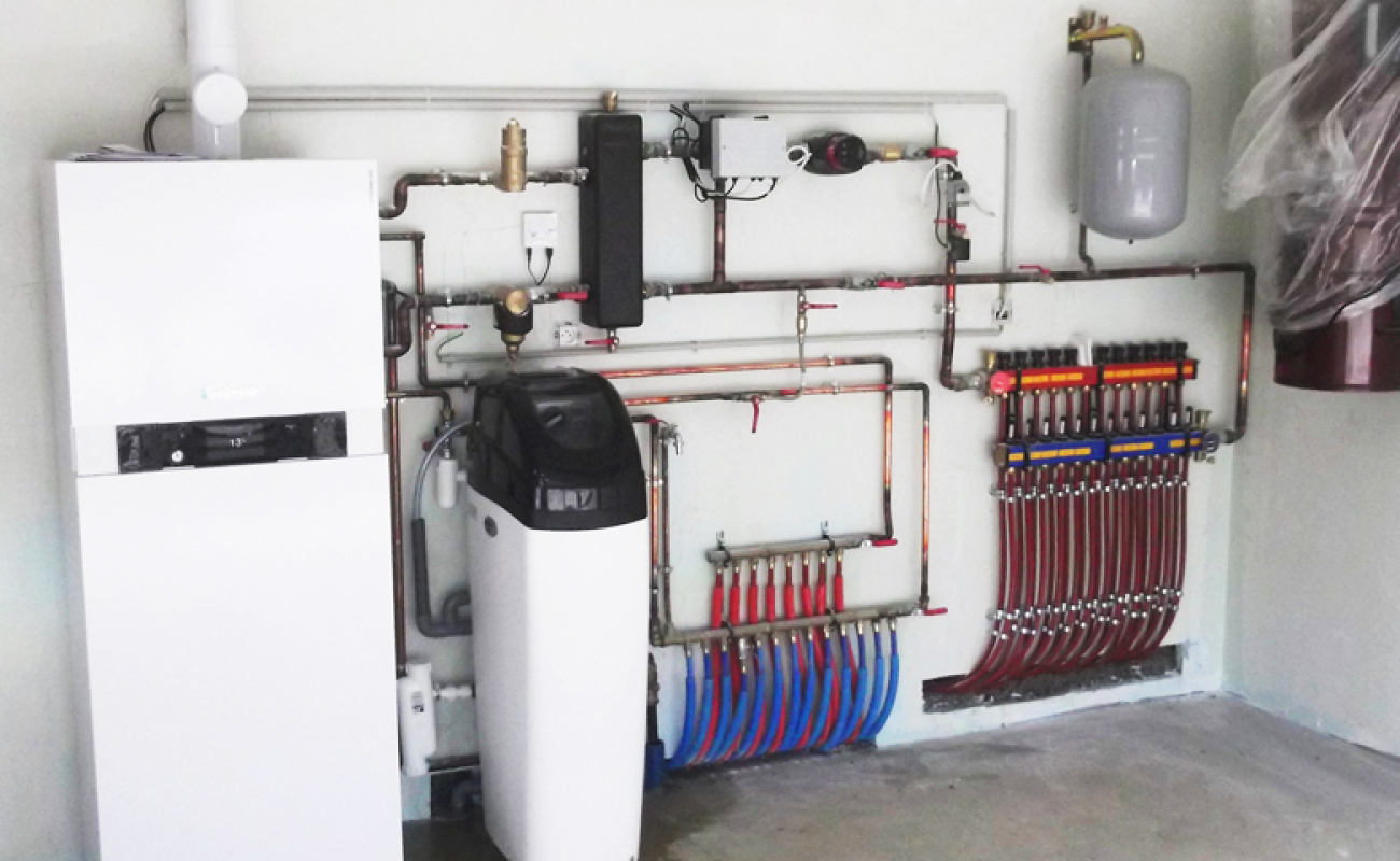 Cette maison neuve a été équipée d’une chaudière gaz à condensation de faible puissance, pilotable à distance. Deux panneaux photovoltaïques viennent apporter la part d’EnR réglementaire