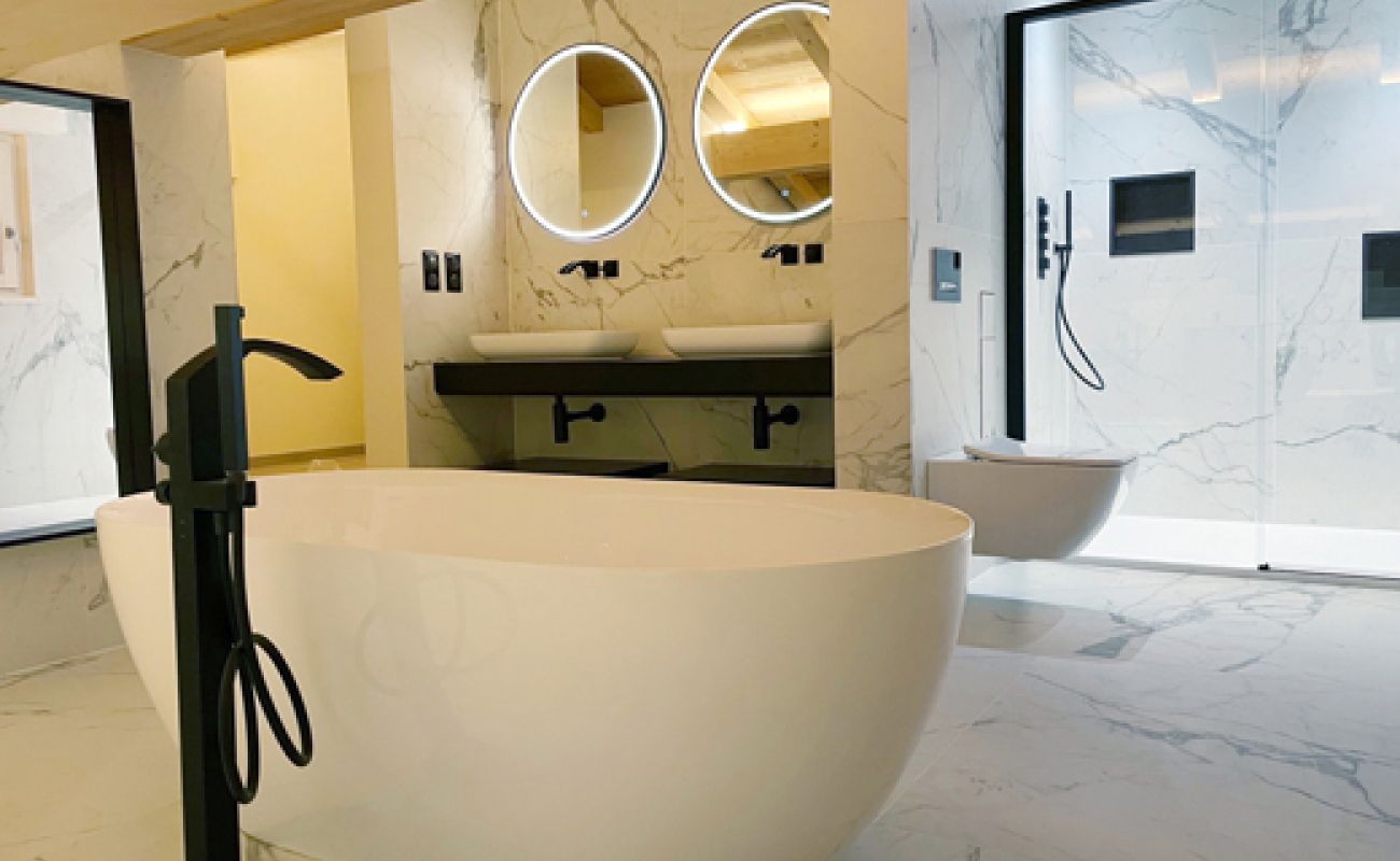 Une salle de bains cousue main réalisée par Rémi Maurice