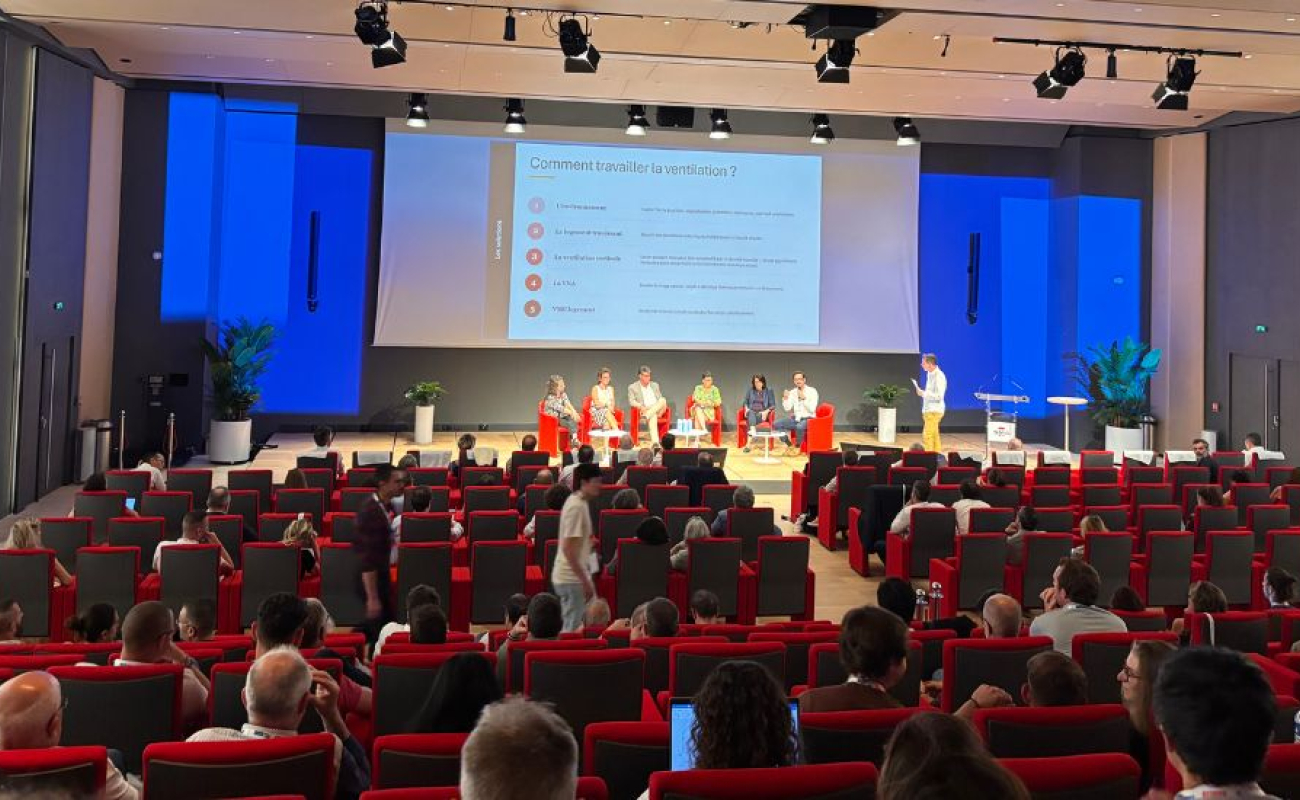 Les premières Assises des métiers de la couverture ont réuni à Paris les acteurs du bâtiment autour d’un enjeu clé : adapter les logements sous toiture aux canicules, entre ventilation, isolation, patrimoine et confort d’été.