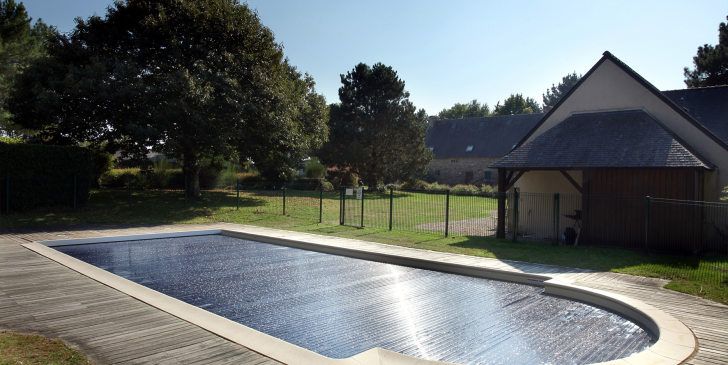 Avec ses lames polycarbonates solaires, la société Del a obtenu un trophée d’or aux 11èmes Trophées de la piscine dans la catégorie «développement durable». Elles permettent d’allonger d’un mois l’utilisation de la piscine.