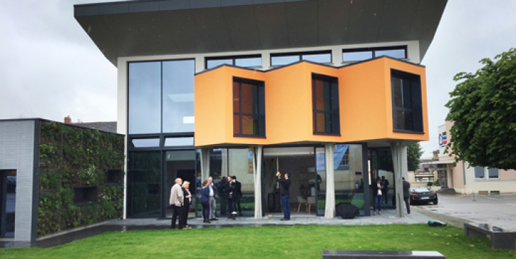 Pas moins de 70 innovations équipent cette maison construite à Alençon par le Groupe Maisons France Confort, en partenariat avec 18 industriels. Des équipements qui communiquent entre eux pour garantir aux occupants un haut niveau de bien-être.
