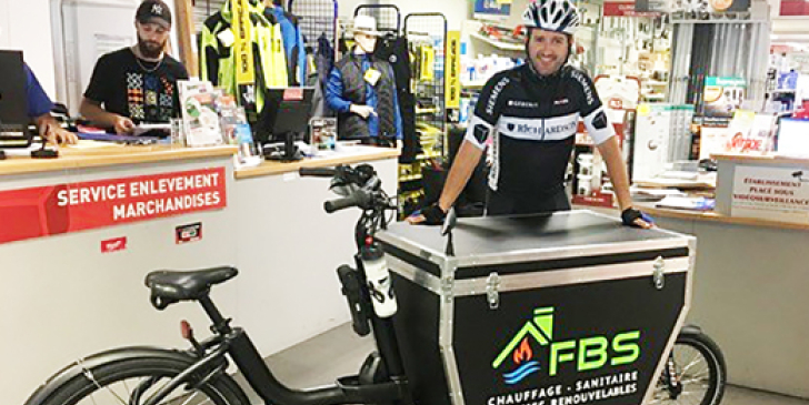Des plombiers ont troqué leur fourgonnette pour une bicyclette, réglant les problèmes de stationnement et d’accès en centre-ville...