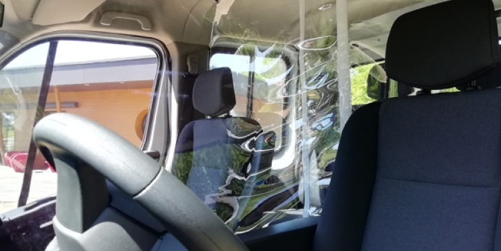 La cloison souple isole conducteur et passager au sein d'un même véhicule