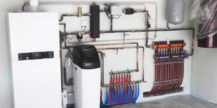 Cette maison neuve a été équipée d’une chaudière gaz à condensation de faible puissance, pilotable à distance. Deux panneaux photovoltaïques viennent apporter la part d’EnR réglementaire