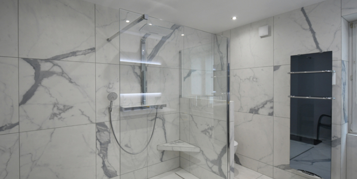 Du travail de pro. L’entreprise Schuler a redonné vie à cette salle de bains entièrement revêtue d’un carrelage imitation marbre.