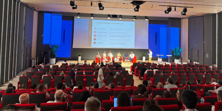 Les premières Assises des métiers de la couverture ont réuni à Paris les acteurs du bâtiment autour d’un enjeu clé : adapter les logements sous toiture aux canicules, entre ventilation, isolation, patrimoine et confort d’été.