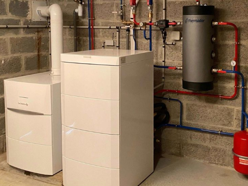 37 acteurs du bâtiment et de l’énergie ont publié une lettre ouverte contre une trajectoire jugée trop centrée sur le tout électrique, défendant hybridation, gaz verts et mix énergétique.